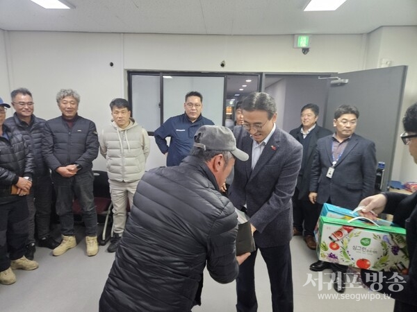 오순문 서귀포시장, 색달쓰레기 위생매립장 직원, 환경미화원 등에게 떡, 음료 등 간식 제공
