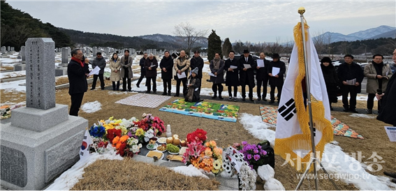 1월 31일 정오 대전현충원 홍범도 장군 묘지에서 개헌개혁 행동마당 등 46개 시민단체가 개최한 자주독립·좌우합작 정신 추모 및 국민개헌추진 서약 행사에서 송운학 국힘해체 추진행동(준) 상임대표가 ‘여는 인사말’을 하고 있다(사진 제공 : 공익감시 민권회의).