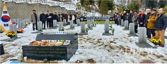 1월 31일 낮 1시쯤 대전현충원 제7 묘역 무후 광복군 17위 묘지에서 개헌개혁 행동마당 등 46개 시민단체가 자주독립·좌우합작 정신 추모 및 국민개헌추진 서약 행사를 개최하고 기념사진을 찍고 있다(사진 제공 : 대한장애인신문 온뉴스).