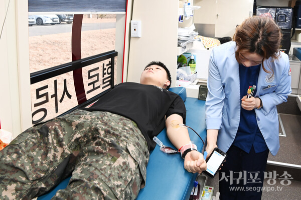 해군 기동함대사령부 장병들이 10일 부대를 방문한 대한적십자사 제주혈액원 헌혈 버스에서 헌혈을 하고 있다.