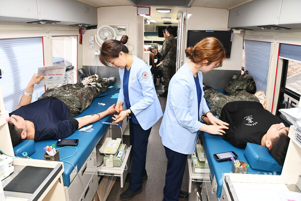 해군 기동함대사령부 장병들이 10일 부대를 방문한 대한적십자사 제주혈액원 헌혈 버스에서 헌혈을 하고 있다.