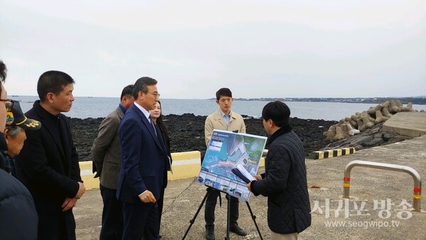 오순문 서귀포시장, 토산항 어촌신활력증진사업 현장 방문