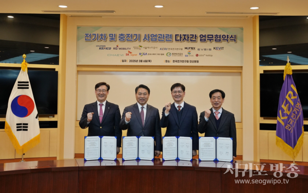 △ (왼쪽부터) 제주에너지공사 김호민 사장, 서울에너지공사 황보연 사장, 한국전기연구원 김남균 원장, 한국스마트그리드협회 장재원 부회장이 전기차 충전기 신기술 개발을 위한 4개 기관의 업무협약 체결 후 기념촬영을 하고 있다.