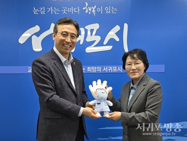 오순문 서귀포시장은 13일 접견실에서 송성옥 광주지방식품의약품안전청장과 면담