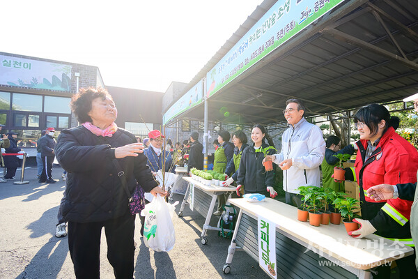 초록동행“내 나무 갖기”나무 나누어 주기 행사 성황리 마무리