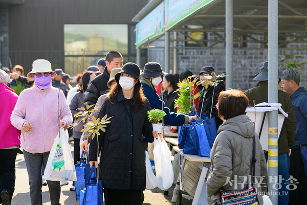 초록동행“내 나무 갖기”나무 나누어 주기 행사 성황리 마무리