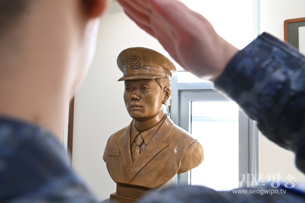 해군 기동함대 장병이 부대 내 천안함 용사 추모관에서 故 차균석 중사 흉상에 경례를 하며 해양수호 결의를 다지고 있다.