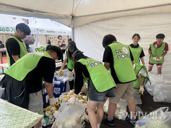 신평리 리본 봉사단체는 6월 7일부터 8일까지 마늘주산지인 대정읍 하모체육관에서 열린 2025년 제주 마농 박람회 축제 쓰레기 분리수거 봉사를 했다.