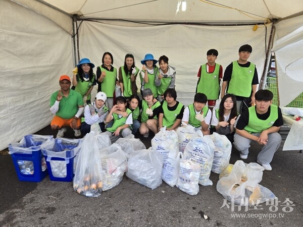 신평리 리본 봉사단체는 6월 7일부터 8일까지 마늘주산지인 대정읍 하모체육관에서 열린 2025년 제주 마농 박람회 축제에 일원으로 참가해 행사장 내 쓰레기 분리수거 봉사를 했다.