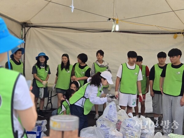 신평리 리본 봉사단체는 2025년 제주 마농 박람회 축제에 쓰레기 분리수거 봉사했다.