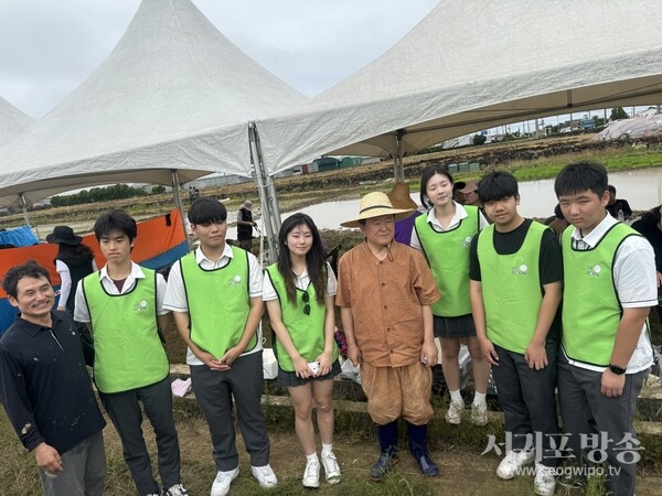 신평리 리본 봉사단체, 지난 13일 신평리 논에서 모내기 작업<br>